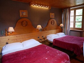 In-room safe, individually decorated, individually furnished, desk - Hotel du Parc - Manoir du Baron Blanc (Faverges-Seythenex)