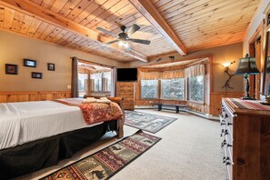 4 bedrooms, WiFi, bed sheets - 7 Valley View Lodge - Private, exquisitely decorated chalet close to downtown Rangeley. (Rangeley)