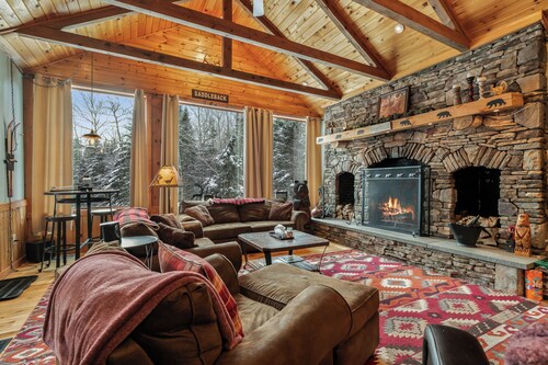 7 Valley View Lodge - Private, exquisitely decorated chalet close to downtown Rangeley.