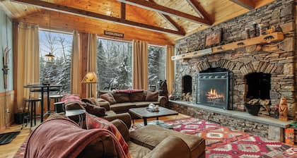7 Valley View Lodge - Private, exquisitely decorated chalet close to downtown Rangeley.