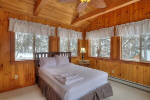 4 bedrooms, WiFi, bed sheets - 7 Valley View Lodge - Private, exquisitely decorated chalet close to downtown Rangeley. (Rangeley)