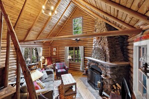 Televisión, reproductor de DVD, futbolito, mesa de ping pong