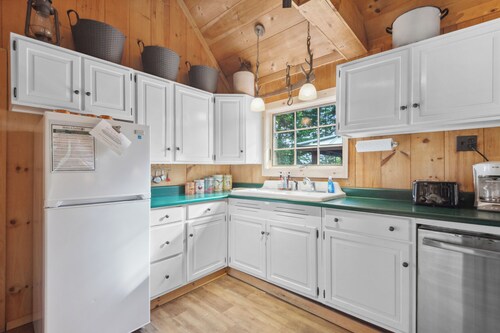 Rock Ledge - Relax & Renew in turn-of-century log cabin with side cabin