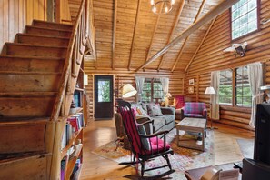 Televisión, reproductor de DVD, futbolito, mesa de ping pong