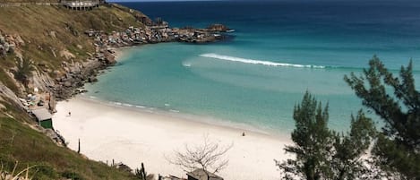 Playa en los alrededores y camastros