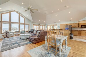 TV, peis, DVD-spiller og kontorer