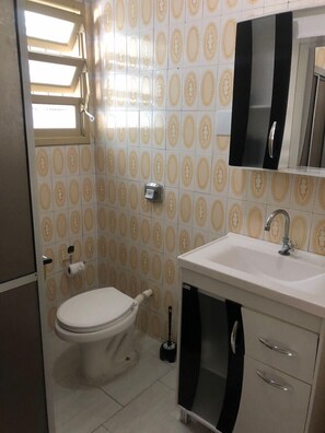 Bathroom - House very well located in Meia Praia (Meia Praia)