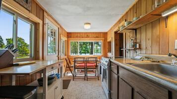 Fridge, oven, stovetop, coffee/tea maker