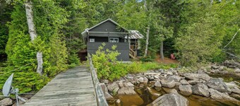 🐾Kadel - Maine log home on Mooselookmeguntic Lake filled with rustic charm, dog friendly