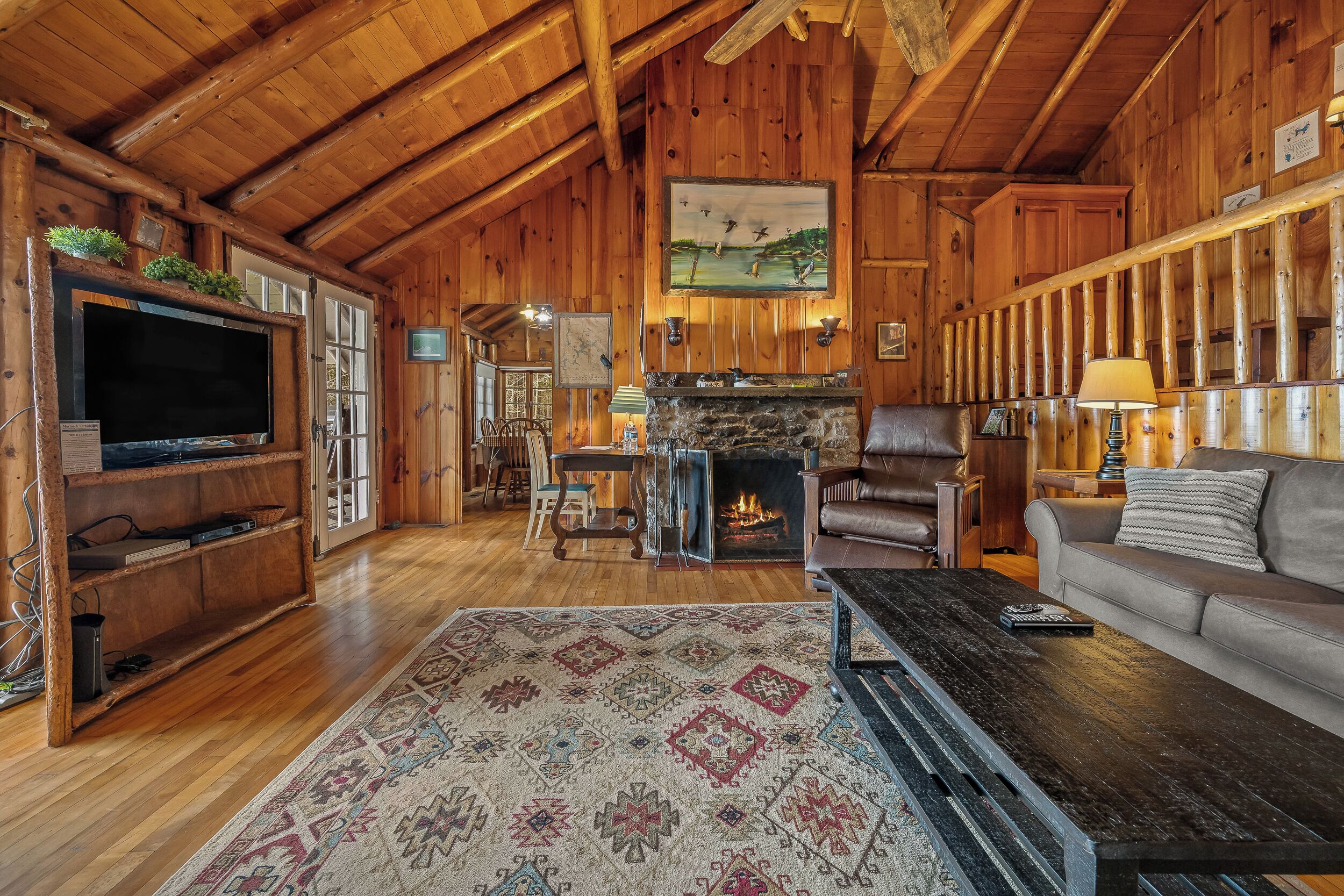 Tv, eldstad, dvd-spelare och en stereo