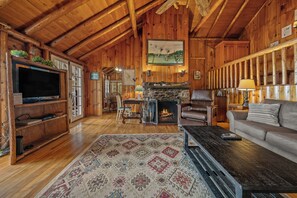 TV, peis, DVD-spiller og stereoanlegg