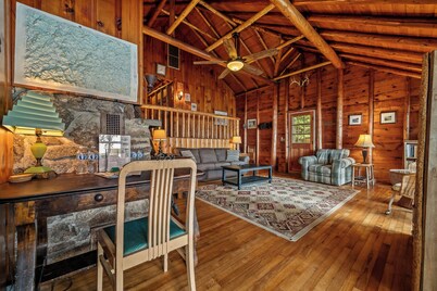 🐾Kadel - Maine log home on Mooselookmeguntic Lake filled with rustic charm, dog friendly