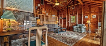 🐾Kadel - Maine log home on Mooselookmeguntic Lake filled with rustic charm, dog friendly