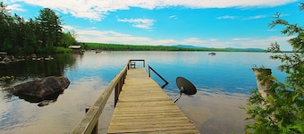 🐾Kadel - Maine log home on Mooselookmeguntic Lake filled with rustic charm, dog friendly
