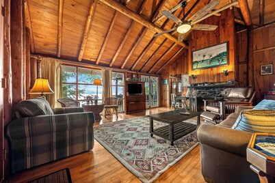 🐾Kadel - Maine log home on Mooselookmeguntic Lake filled with rustic charm, dog friendly