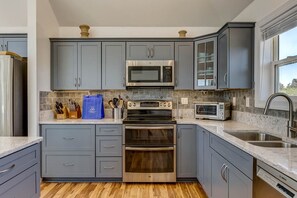 Refrigerador, microondas, horno y parrilla de estufa 