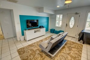 Televisión, Netflix, reproductor de DVD y tenis de mesa 