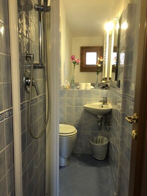 City Quadruple Room, Multiple Beds, Non Smoking, City View | Bathroom