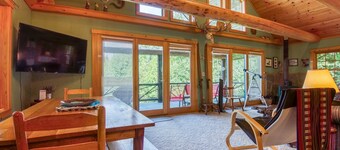 Alpine Loon Lodge - Just a mile from downtown Rangeley with lake views!