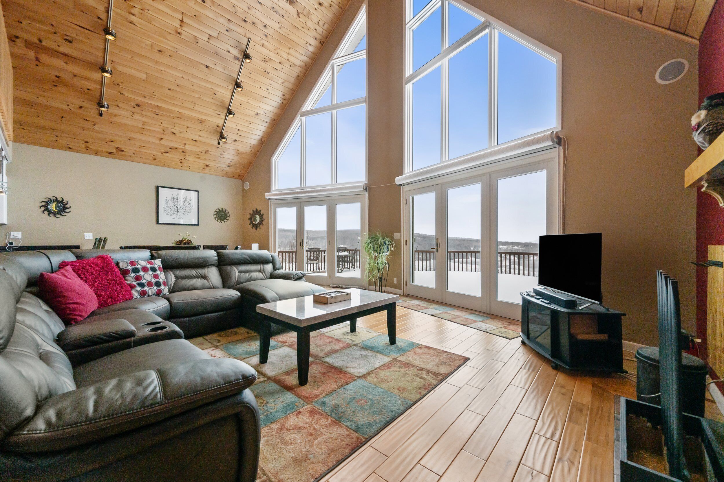 TV, DVD player, books, stereo