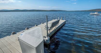 Chartier - Tilava koti mukavalla ruohoalueella, joka johtaa Rangeley-järvelle