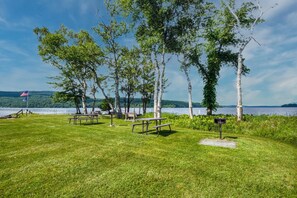 Outdoor dining - 🐾33 Loop Road - Log cabin in the Overlook, with shared access to Rangeley Lake (Rangeley)