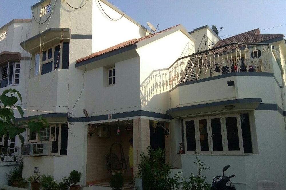 Open house for all who come around the globe