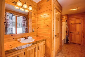 Shower, towels - Taylor Farm - Private and adorable new cabin, close to town, and great amenities! (Rangeley)
