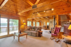 TV, DVD-spiller, bordtennis og stereoanlegg