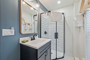 Combined shower/tub, towels