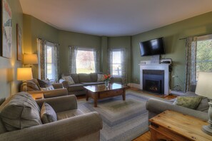 テレビ、暖炉、DVD プレーヤー、テーブルサッカー台