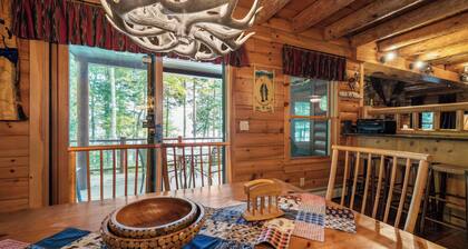 🐾Halls on Mooselookmeguntic - Beautiful Log Home on Mooselookmeguntic Lake, dog friendly