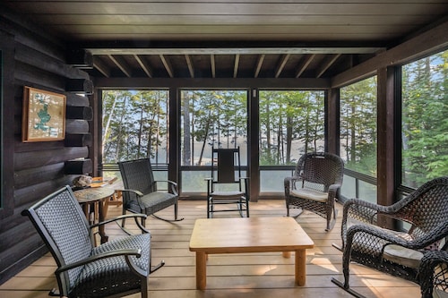 🐾Halls on Mooselookmeguntic - Beautiful Log Home on Mooselookmeguntic Lake, dog friendly