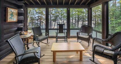 🐾Halls on Mooselookmeguntic - Beautiful Log Home on Mooselookmeguntic Lake, dog friendly