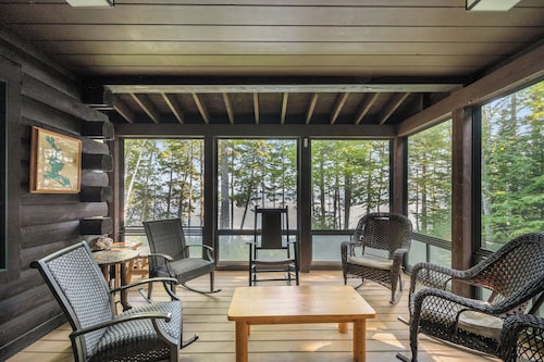 🐾Halls on Mooselookmeguntic - Beautiful Log Home on Mooselookmeguntic Lake, dog friendly