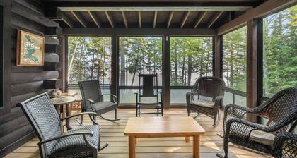🐾Halls on Mooselookmeguntic - Beautiful Log Home on Mooselookmeguntic Lake, dog friendly