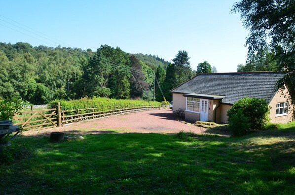 Property grounds - Beautiful rural Cottage on the outskirts of Rothbury, Sleeps 4 in comfort (Rothbury)
