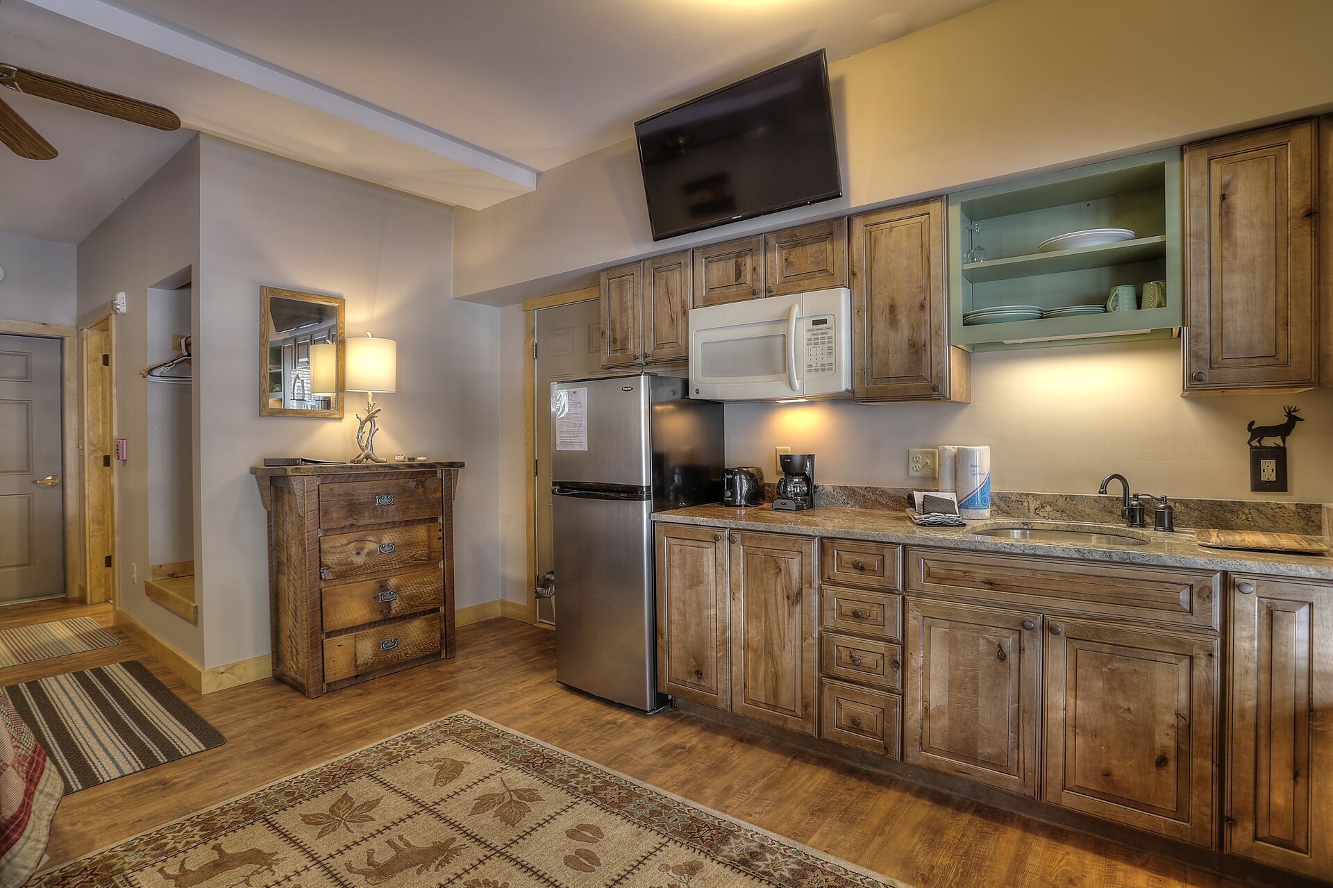 OMCS #2 - Hotel Room Suite with kitchenette in Oquossoc