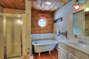Bathtub, towels - CedarDuft Cottage - Cozy log cabin right on the shores of Quimby Pond (Rangeley)