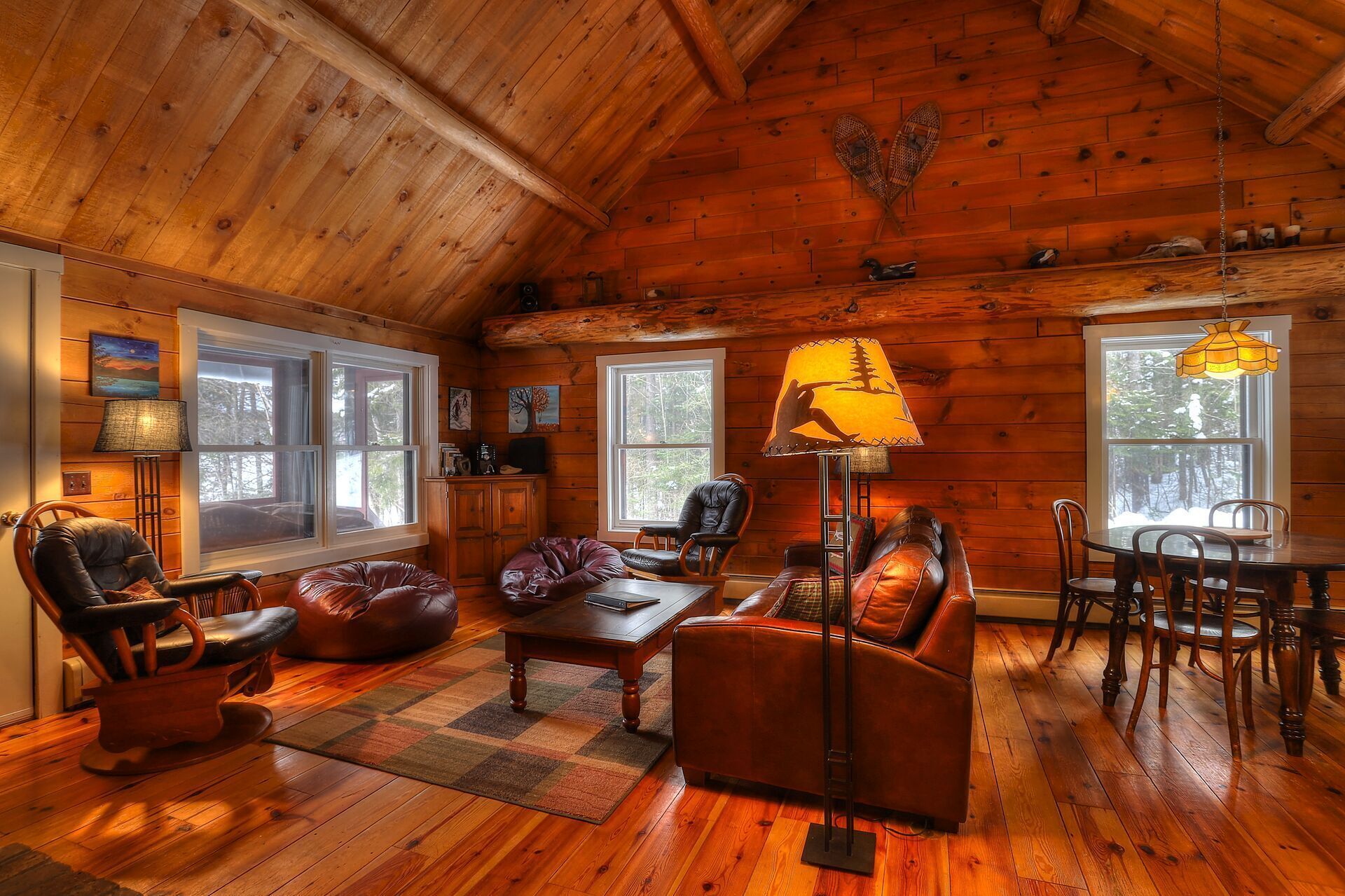 CedarDuft Cottage - Cozy log cabin right on the shores of Quimby Pond