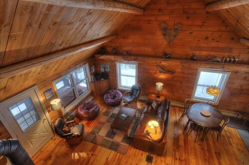 CedarDuft Cottage - Cozy log cabin right on the shores of Quimby Pond