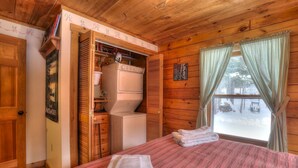 Room - CedarDuft Cottage - Cozy log cabin right on the shores of Quimby Pond (Rangeley)