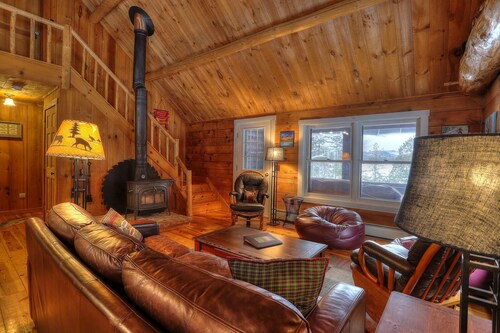 CedarDuft Cottage - Cozy log cabin right on the shores of Quimby Pond