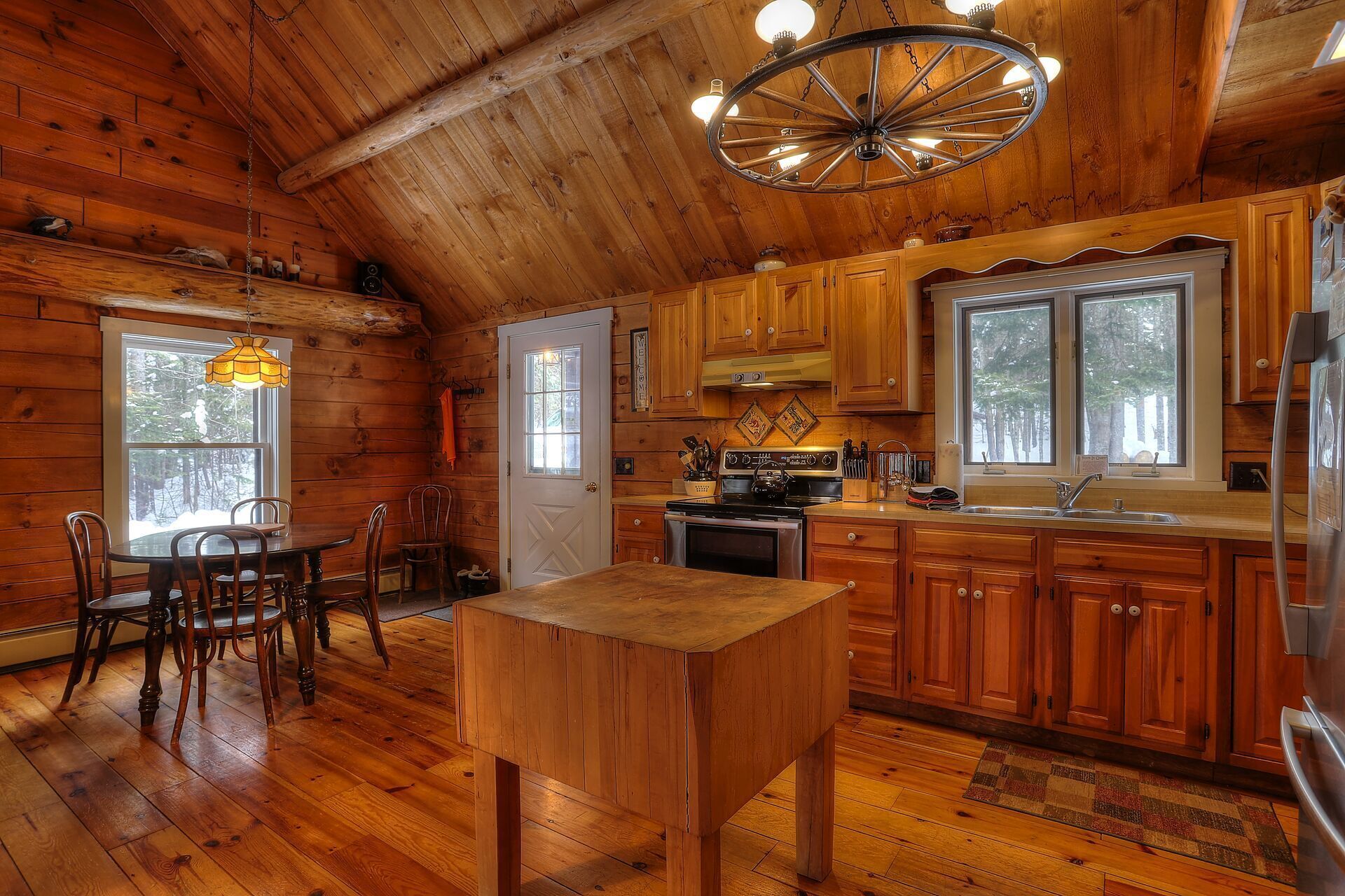 CedarDuft Cottage - Cozy log cabin right on the shores of Quimby Pond