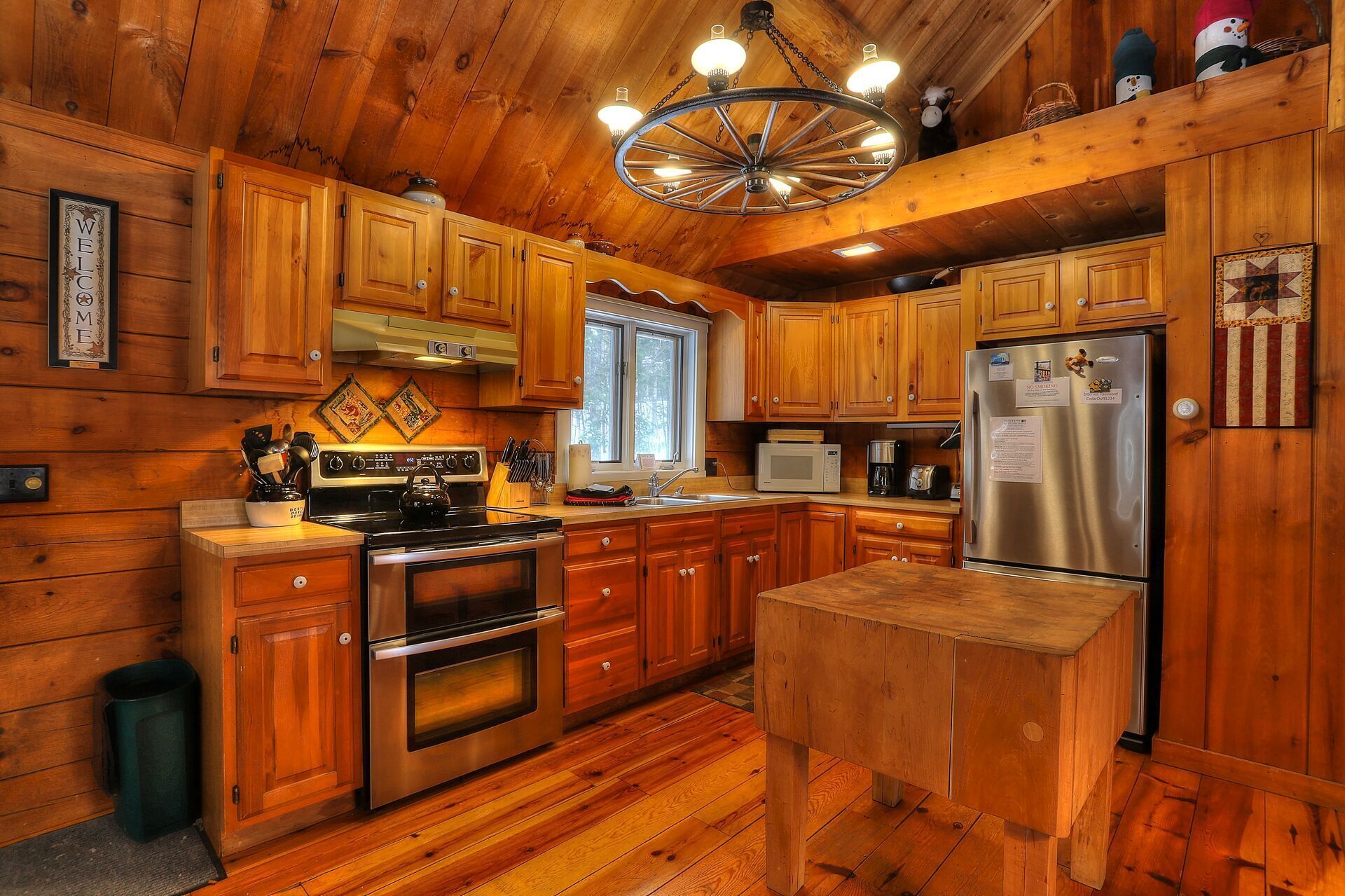 CedarDuft Cottage - Cozy log cabin right on the shores of Quimby Pond