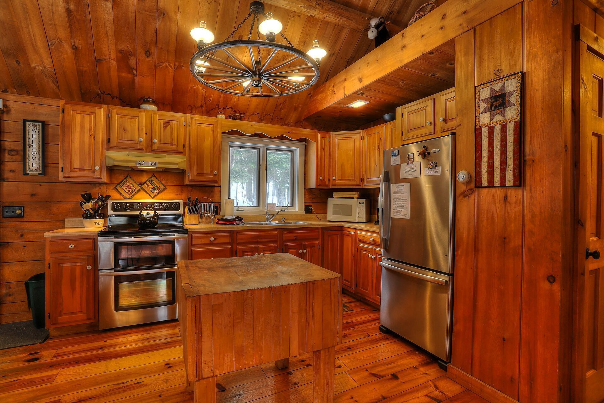 CedarDuft Cottage - Cozy log cabin right on the shores of Quimby Pond