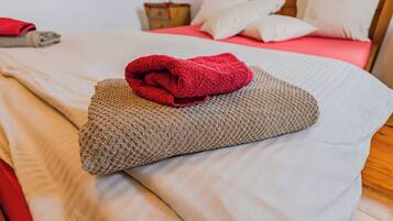 5 bedrooms, iron/ironing board, internet, bed sheets