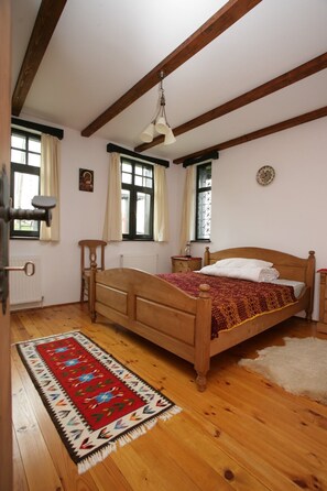 5 bedrooms, iron/ironing board, Internet, bed sheets