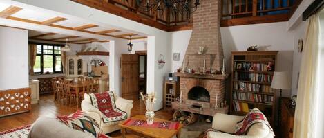 تلفزيون، مدفأة، مشغل دي في دي، كُتُب