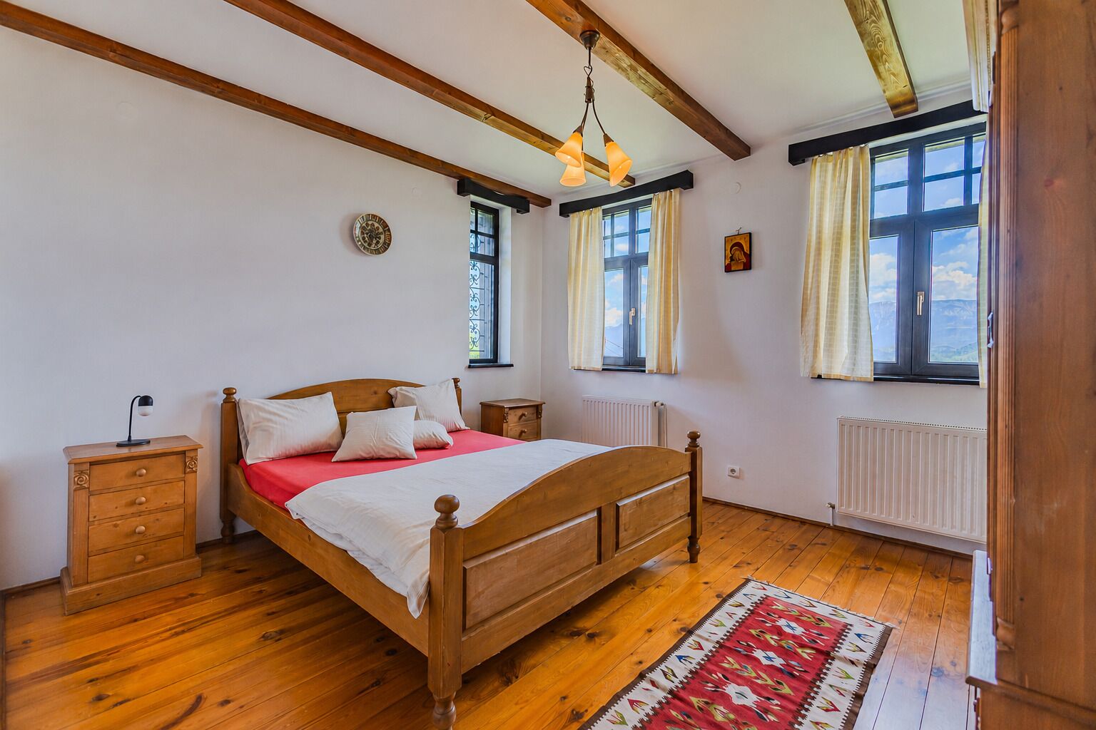 5 bedrooms, iron/ironing board, internet, bed sheets